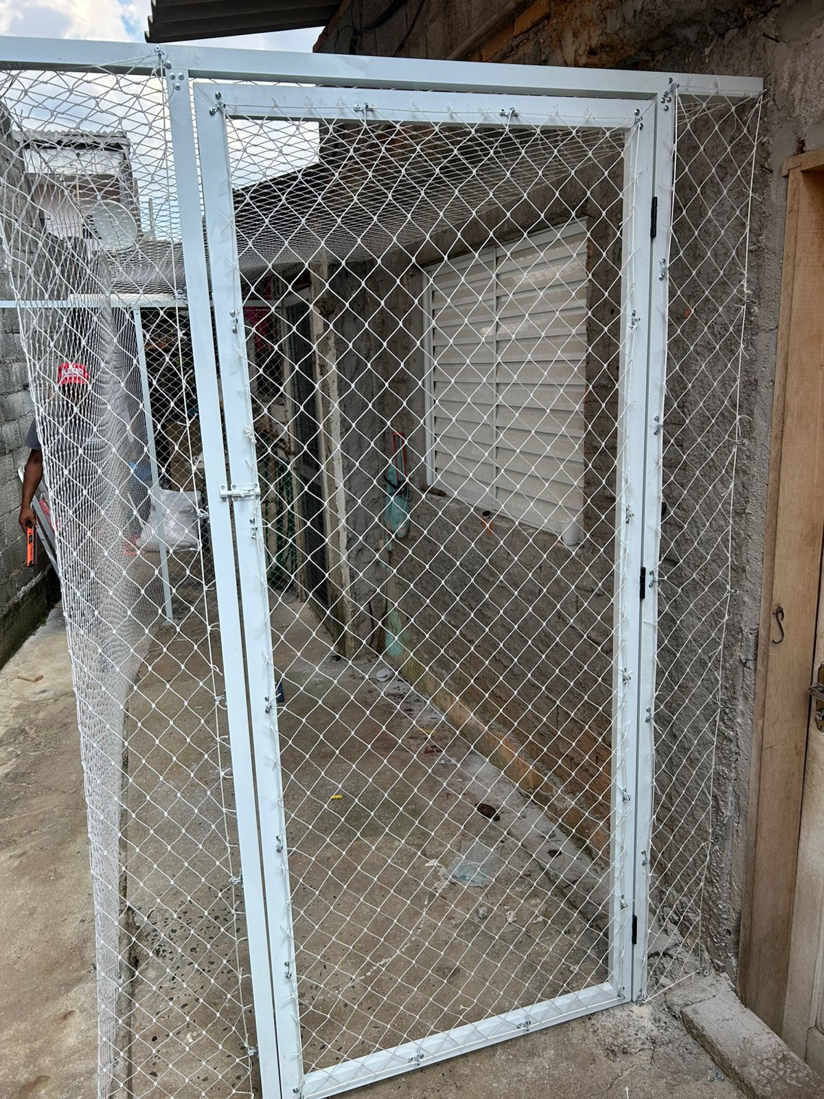 Porta com rede de proteção instalada
