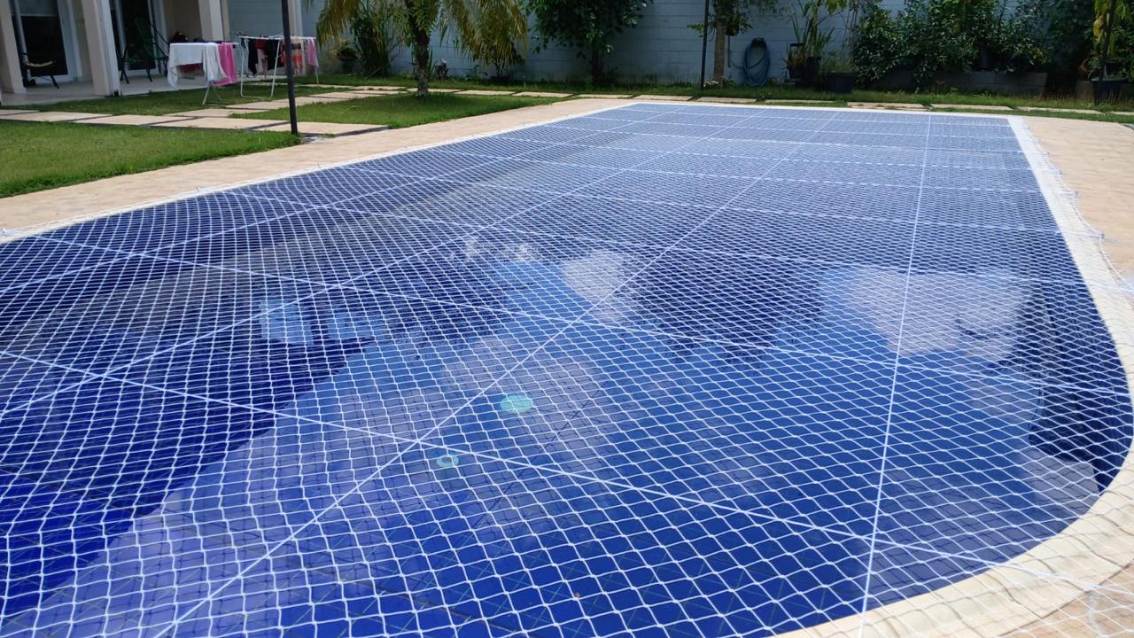 Piscina protegida com rede de segurança